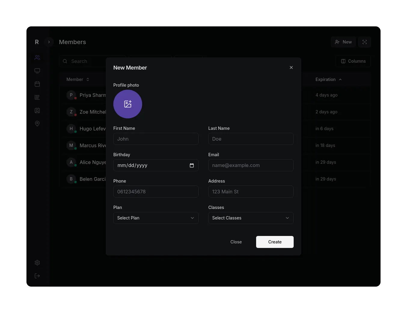 New member registration modal with form fields for profile information, plan selection, and class assignment